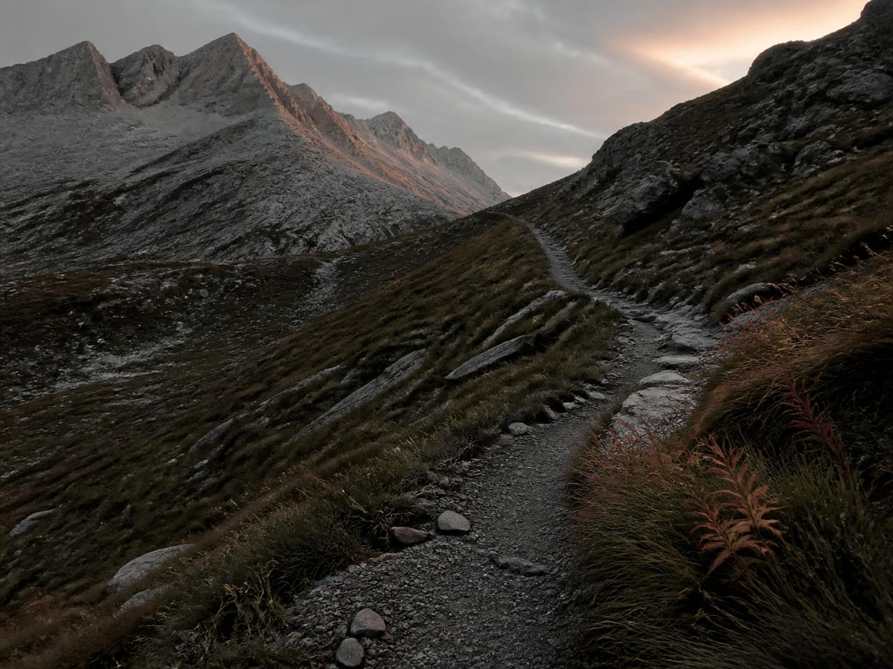 Sentier raide serpentant dans la montagne sur le parcours